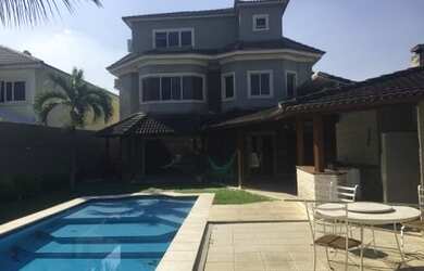 Imagem: A casa em condomínio possui 4 Dormitórios, 5 Banheiros, 4