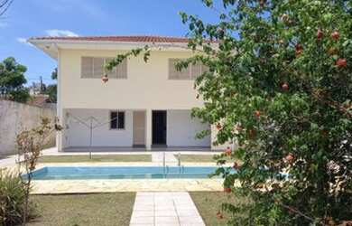 Imagem: A casa possui 4 Dormitórios, 4 Banheiros, 5 Vagas na garagem