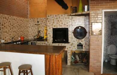 Imagem: A casa possui 4 Dormitórios, 3 Banheiros, 4 Vagas na garagem