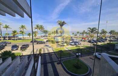 Imagem 1: Localizado na Av Lucio Costa, excelente apartamento em lâmina , com uma...