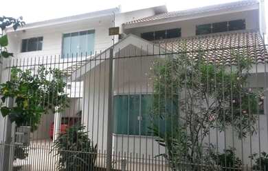 Imagem: A casa possui 3 Dormitórios, 4 Banheiros, 2 Vagas na garagem