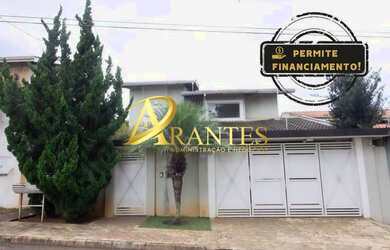 Imagem: A casa possui 3 Dormitórios, 1 Banheiro, 2 Vagas na garagem