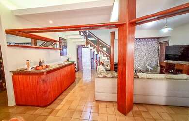 Imagem: A casa possui 4 Dormitórios, 3 Banheiros, 4 Vagas na garagem