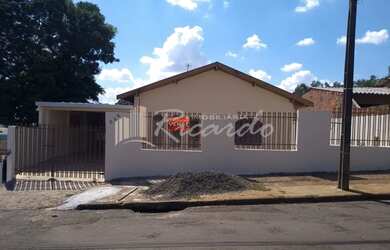 Imagem: A casa possui 2 Dormitórios, 1 Banheiro, 1 Vaga na garagem