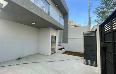 Imagem: A casa possui 3 Dormitórios, 3 Banheiros, 3 Vagas na garagem