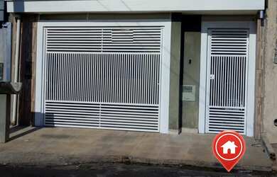 Imagem: A casa possui 3 Dormitórios, 1 Banheiro, 2 Vagas na garagem