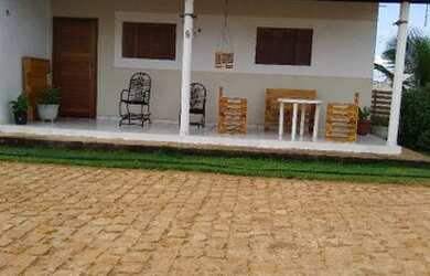 Imagem: A casa possui 2 Dormitórios, 1 Banheiro, 2 Vagas na garagem