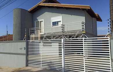 Imagem: A casa possui 3 Dormitórios, 3 Banheiros, 2 Vagas na garagem