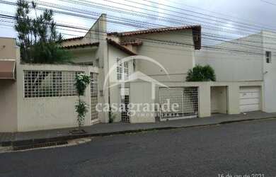 Imagem: A casa possui 5 Dormitórios, 5 Banheiros, 3 Vagas na garagem