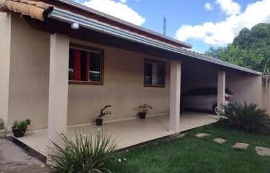 Imagem: A casa possui 3 Dormitórios, 2 Banheiros, 2 Vagas na garagem