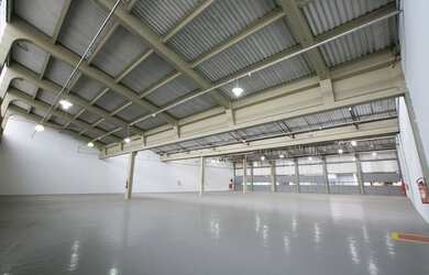 Imagem: O depósito possui 4 Vagas na garagem, 800m² de Área e está