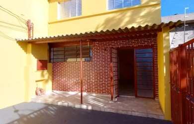 Imagem: A casa possui 3 Dormitórios, 2 Banheiros, 3 Vagas na garagem