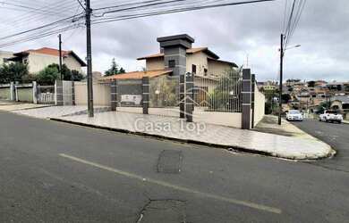 Imagem: A casa possui 3 Dormitórios, 3 Banheiros, 300m² de Área e