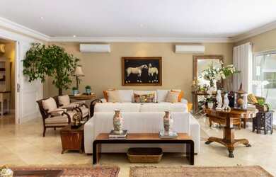 Imagem: A casa em condomínio possui 5 Dormitórios, 5 Banheiros e 668m²