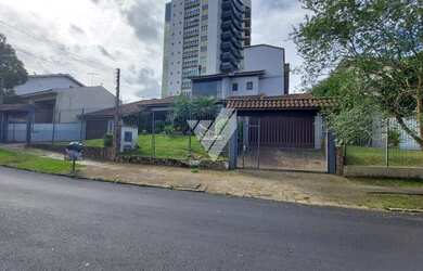 Imagem: A casa possui 4 Dormitórios, 3 Banheiros, 3 Vagas na garagem