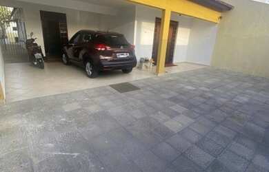 Imagem: A casa possui 3 Dormitórios, 3 Banheiros, 5 Vagas na garagem