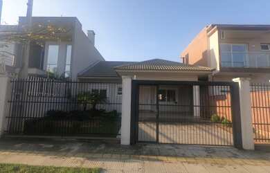 Imagem: A casa possui 2 Dormitórios, 2 Banheiros, 2 Vagas na garagem