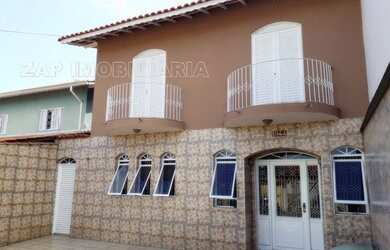 Imagem: A casa possui 3 Dormitórios, 4 Banheiros, 3 Vagas na garagem