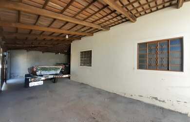 Imagem: A casa possui 2 Dormitórios, 1 Banheiro, 4 Vagas na garagem