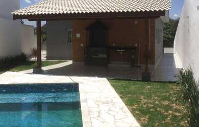 Imagem: A casa possui 3 Dormitórios, 2 Banheiros, 2 Vagas na garagem