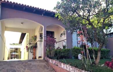 Imagem: A casa possui 3 Dormitórios, 2 Banheiros, 4 Vagas na garagem