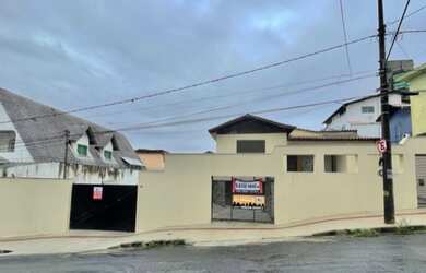 Imagem: A casa possui 4 Dormitórios, 5 Banheiros, 5 Vagas na garagem