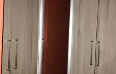 Imagem: A casa possui 3 Dormitórios, 2 Banheiros, 2 Vagas na garagem