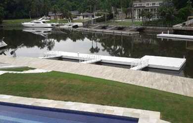 Imagem: A casa possui 4 Dormitórios, 5 Banheiros, 5 Vagas na garagem