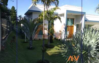 Imagem: A casa em condomínio possui 4 Dormitórios, 5 Banheiros, 5