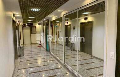 Imagem: O depósito possui 1 Vaga na garagem, 30m² de Área e está