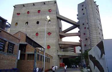 Imagem: A casa possui 5 Dormitórios, 5 Banheiros, 5 Vagas na garagem