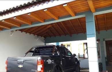 Imagem: A casa possui 3 Dormitórios, 4 Banheiros, 5 Vagas na garagem