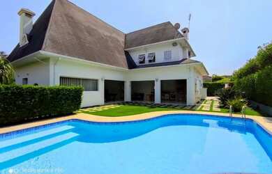 Imagem: A casa em condomínio possui 4 Dormitórios, 5 Banheiros, 5