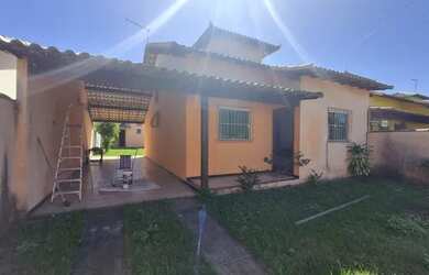 Imagem: A casa possui 3 Dormitórios, 2 Banheiros, 4 Vagas na garagem