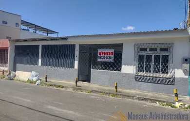 Imagem: A casa possui 5 Dormitórios, 1 Banheiro, 2 Vagas na garagem