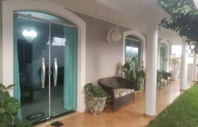 Imagem: A casa possui 3 Dormitórios, 2 Banheiros, 4 Vagas na garagem