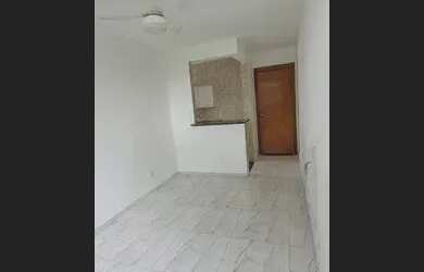 Imagem: A casa possui 2 Dormitórios, 1 Banheiro, 1 Vaga na garagem