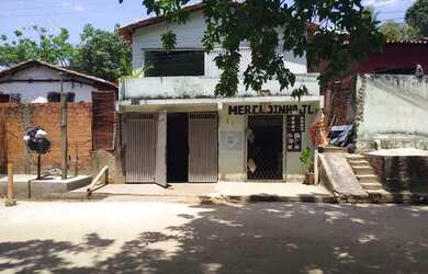 Imagem: A casa possui 4 Dormitórios, 1 Banheiro, 1 Vaga na garagem