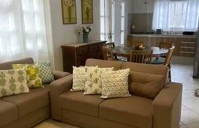 Imagem: A casa possui 3 Dormitórios, 2 Banheiros, 3 Vagas na garagem