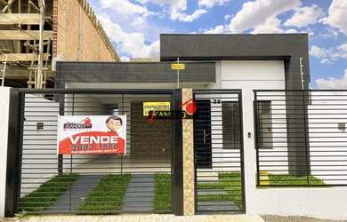 Imagem: A casa possui 3 Dormitórios, 2 Banheiros, 1 Vaga na garagem