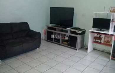 Imagem: A casa possui 2 Dormitórios, 2 Banheiros, 2 Vagas na garagem