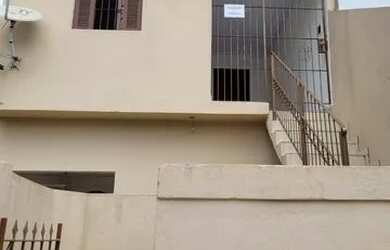 Imagem: A casa possui 2 Dormitórios, 1 Banheiro e está localizado