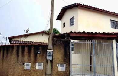 Imagem: A casa possui 1 Dormitório, 1 Banheiro, 1 Vaga na garagem