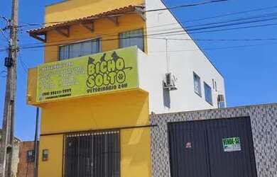 Imagem: A casa possui 3 Dormitórios, 2 Banheiros, 2 Vagas na garagem