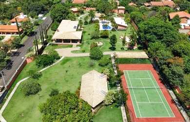 Imagem: A casa em condomínio possui 5 Dormitórios, 5 Banheiros, 5