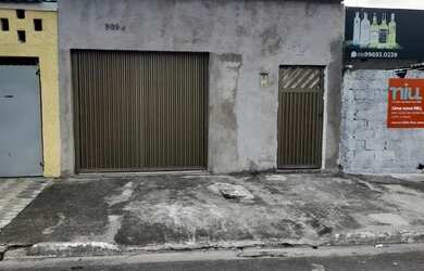 Imagem: A casa possui 2 Dormitórios, 1 Banheiro, 2 Vagas na garagem