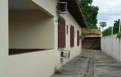 Imagem: A casa possui 5 Dormitórios, 5 Banheiros, 400m² de Área e