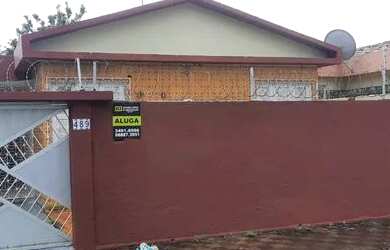 Imagem: A casa possui 3 Dormitórios, 1 Banheiro, 3 Vagas na garagem