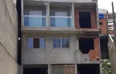 Imagem: A casa possui 3 Dormitórios, 1 Banheiro, 2 Vagas na garagem