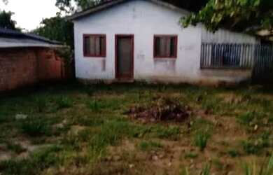 Imagem: A casa possui 3 Dormitórios, 1 Banheiro, 4 Vagas na garagem